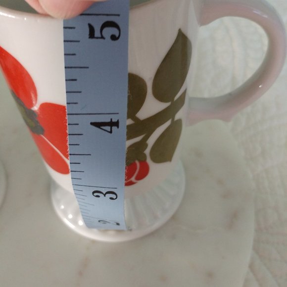 RETRO 1960-1970 PEDESTAL PORCELEIN COFFEE MUGS (2)  WHITE WITH ORANGE FLOWER - Picture 6 of 14